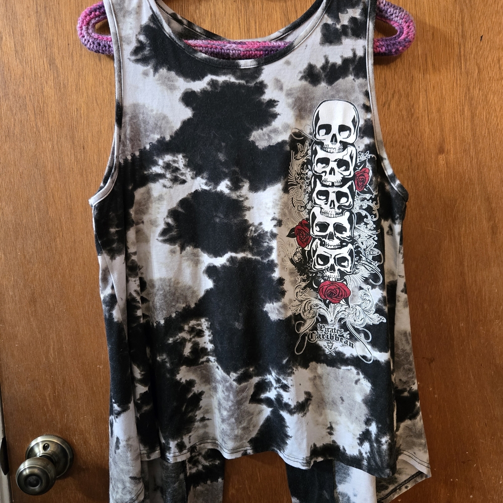 Black and Gray Skull Graphic Tank Top